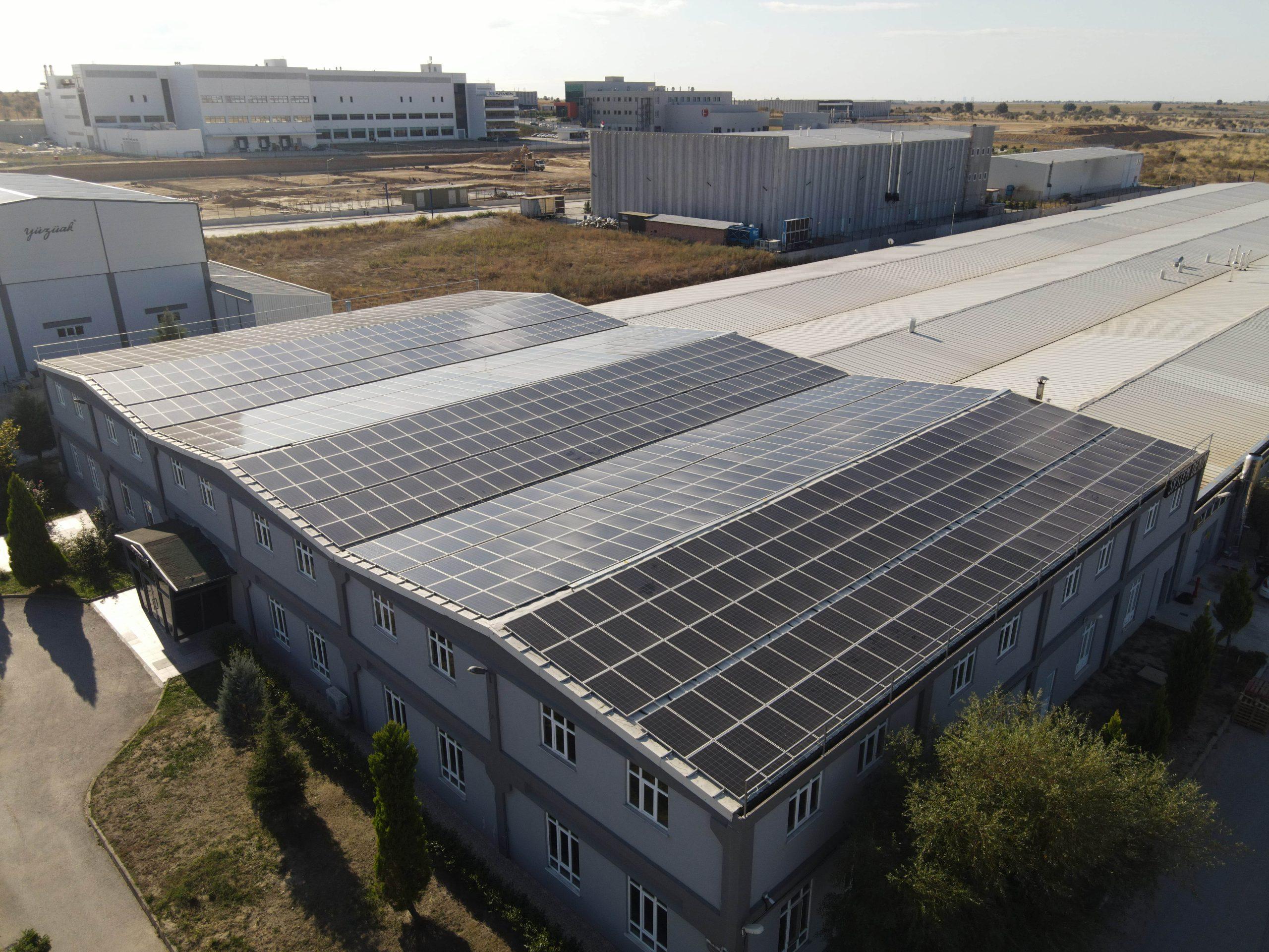Endüstriyel çatı üzeri güneş enerjisi santrali — fabrika GES kurulumu
