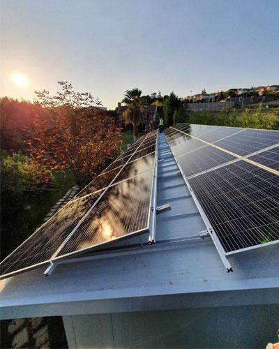 Villa çatısı solar kurulum