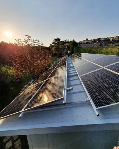 Villa çatısı solar kurulum